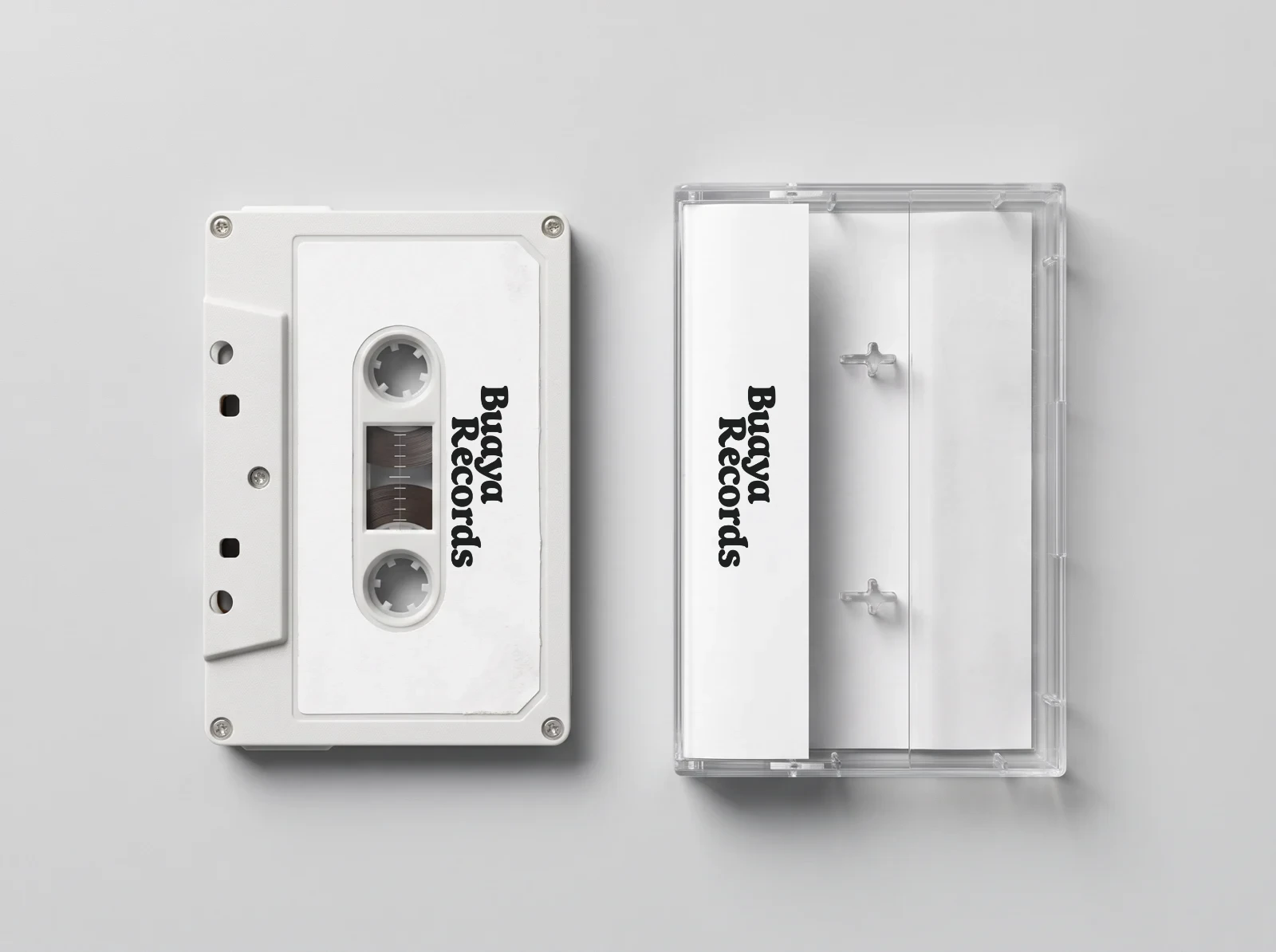 Cassette genérico junto a su caja plástica
